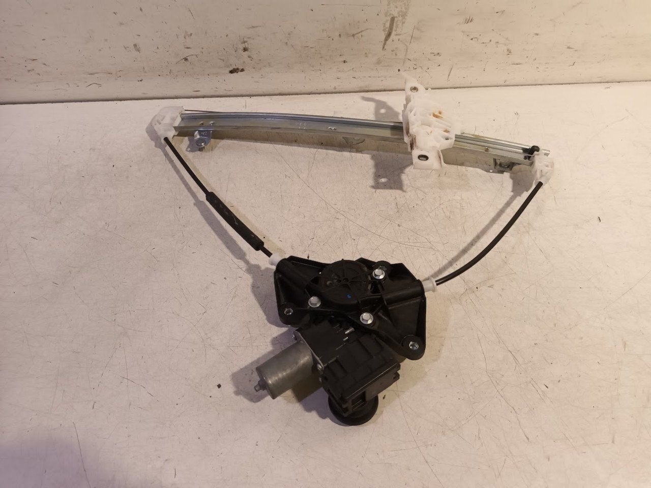 Raammechaniek elektrisch links achter Toyota Yaris, Onderdelen@venauto.nl, Van der Ven Autorecycling B.V., Gebruikt, Ettenseweg 76, 4706 PB Roosendaal, The Netherlands
