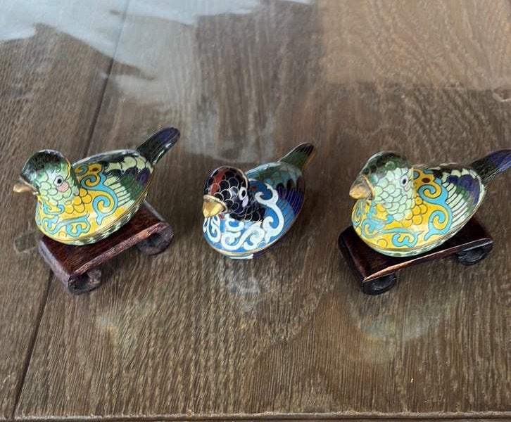 3 canards cloisonnés et 2 pieds en bois, Enlèvement ou Envoi, Cuivre