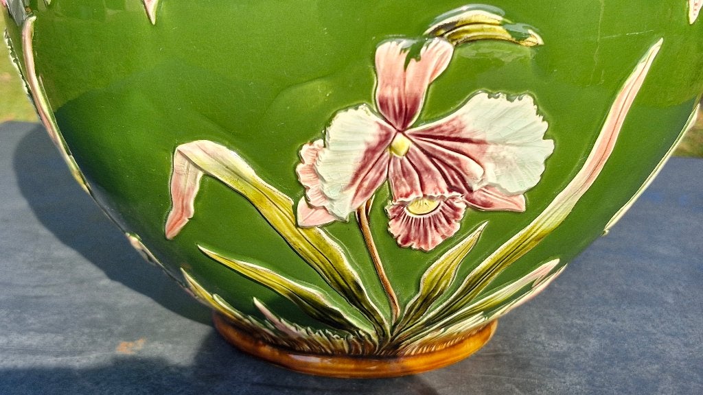 Grande jardinière art nouveau en barbotine au décor d'iris, Enlèvement ou Envoi
