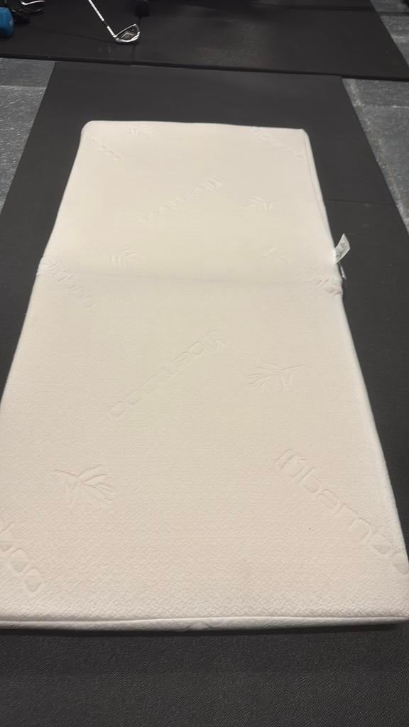 Matelas bebe bambou comme neuf 120*60* 8cm (epaisseur), Enlèvement, Comme neuf, Matelas