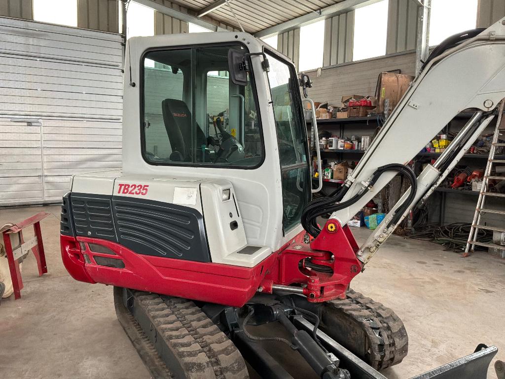 Pelle takeuchi 235, Enlèvement ou Envoi