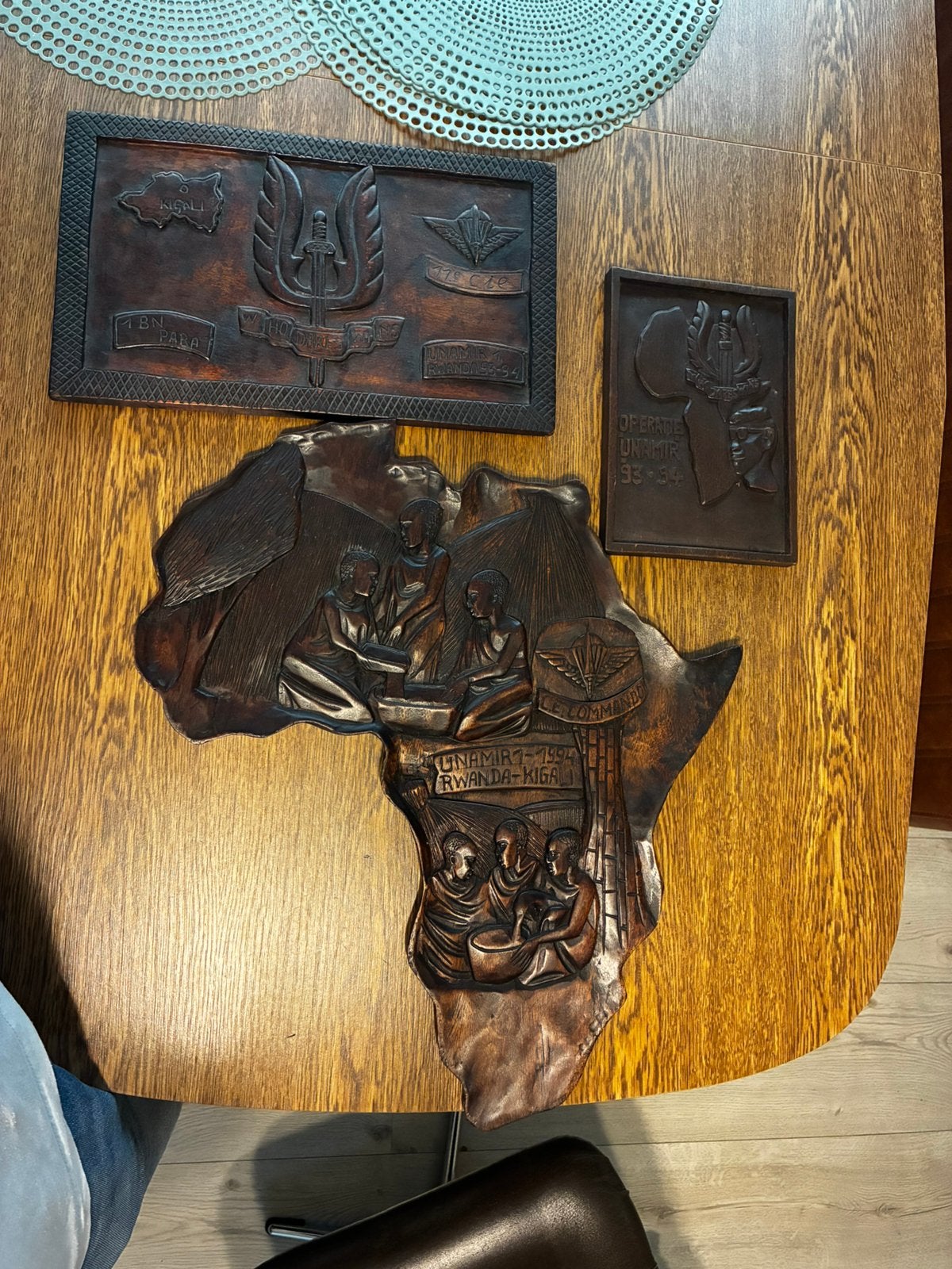 Lot monuments commémoratifs du Rwanda, Collections, Enlèvement, Armée de terre, Objet d'art