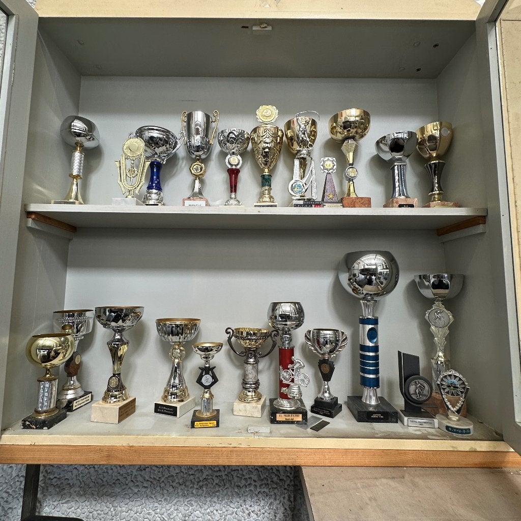 Lot van 50 à 55 sportbekers en trofeeën, Ophalen, Gebruikt