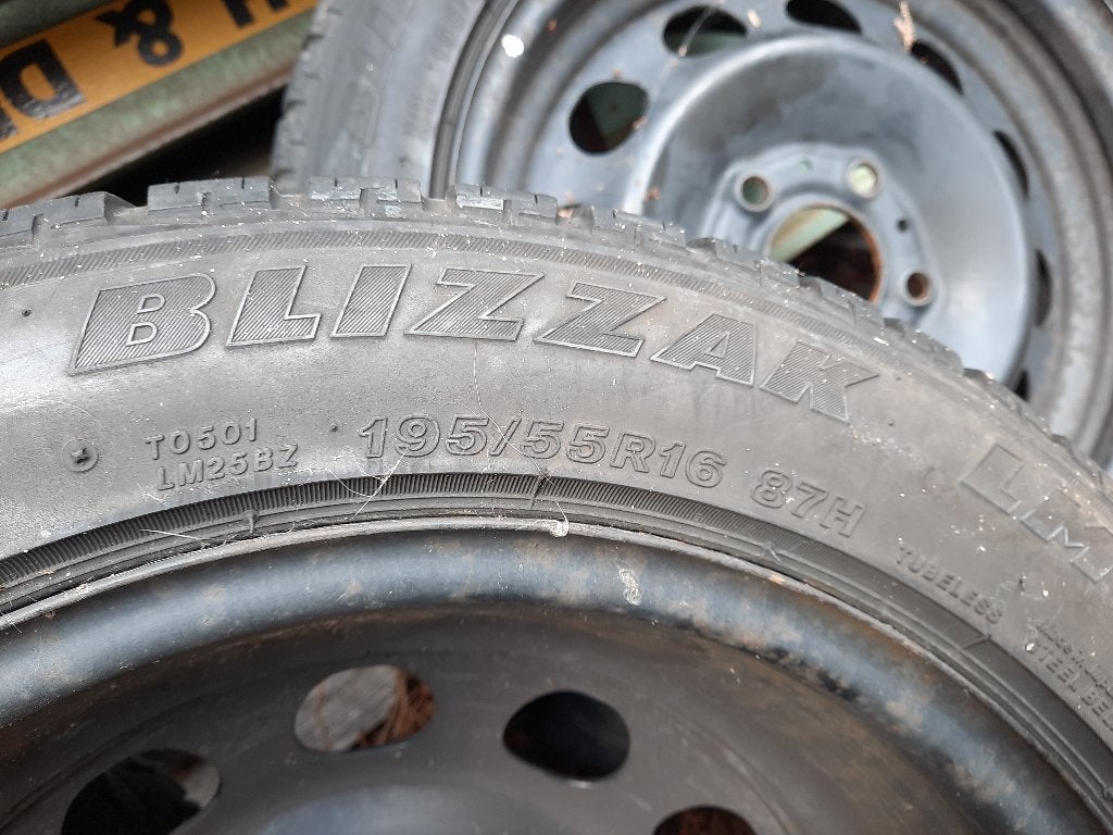 4 Stalen velgen steek 4x100  banden  brigestone 195/55 R16,, Auto-onderdelen, Banden en Velgen, Ophalen, Gebruikt, 16 inch, All Season