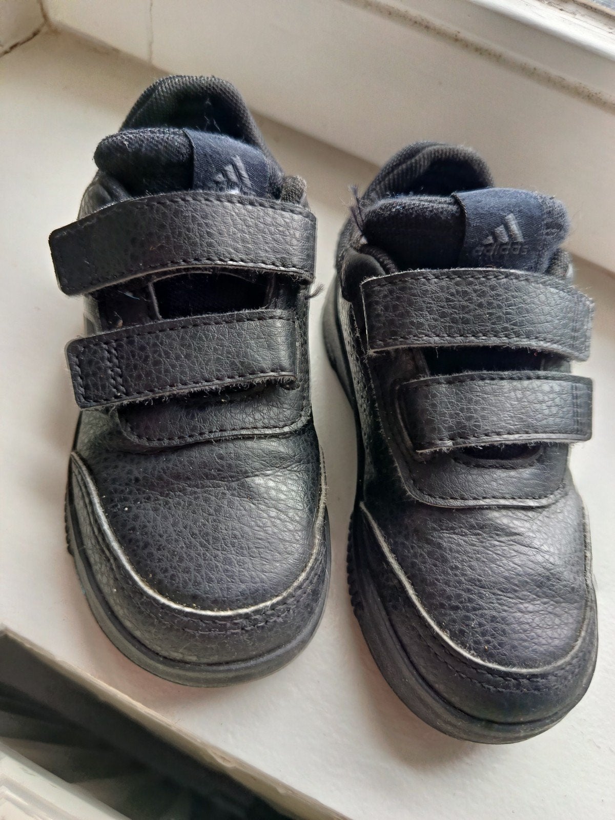 kinderschoentjes Adidas mt 25,5, Enfants & Bébés, Vêtements de bébé | Chaussures & Chaussettes, Enlèvement