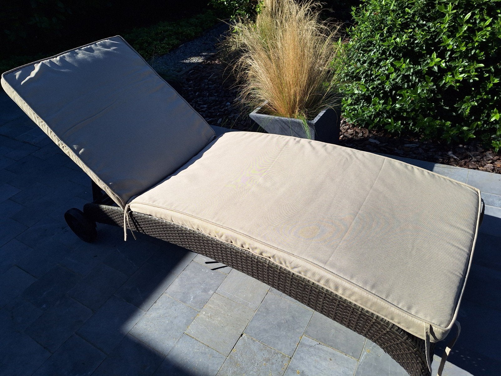 ligbed met beige kussen, Ophalen, Gebruikt, Kunststof