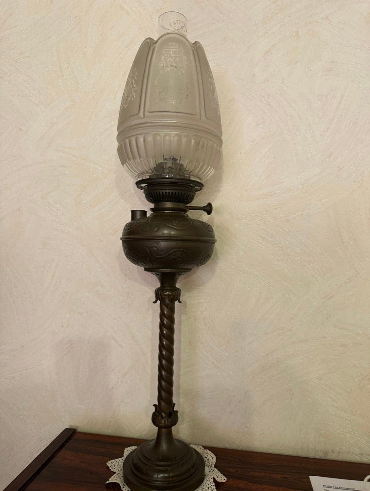 Vintage olielamp – sierlijke glazen kap met provincies, Ophalen of Verzenden