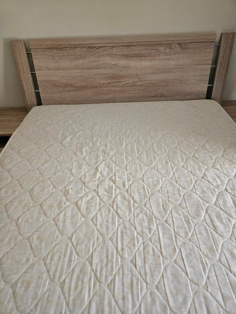 slaapkamer. Kleerkast 2 nachtkastjes lattenbodems Matras., Huis en Inrichting, Ophalen