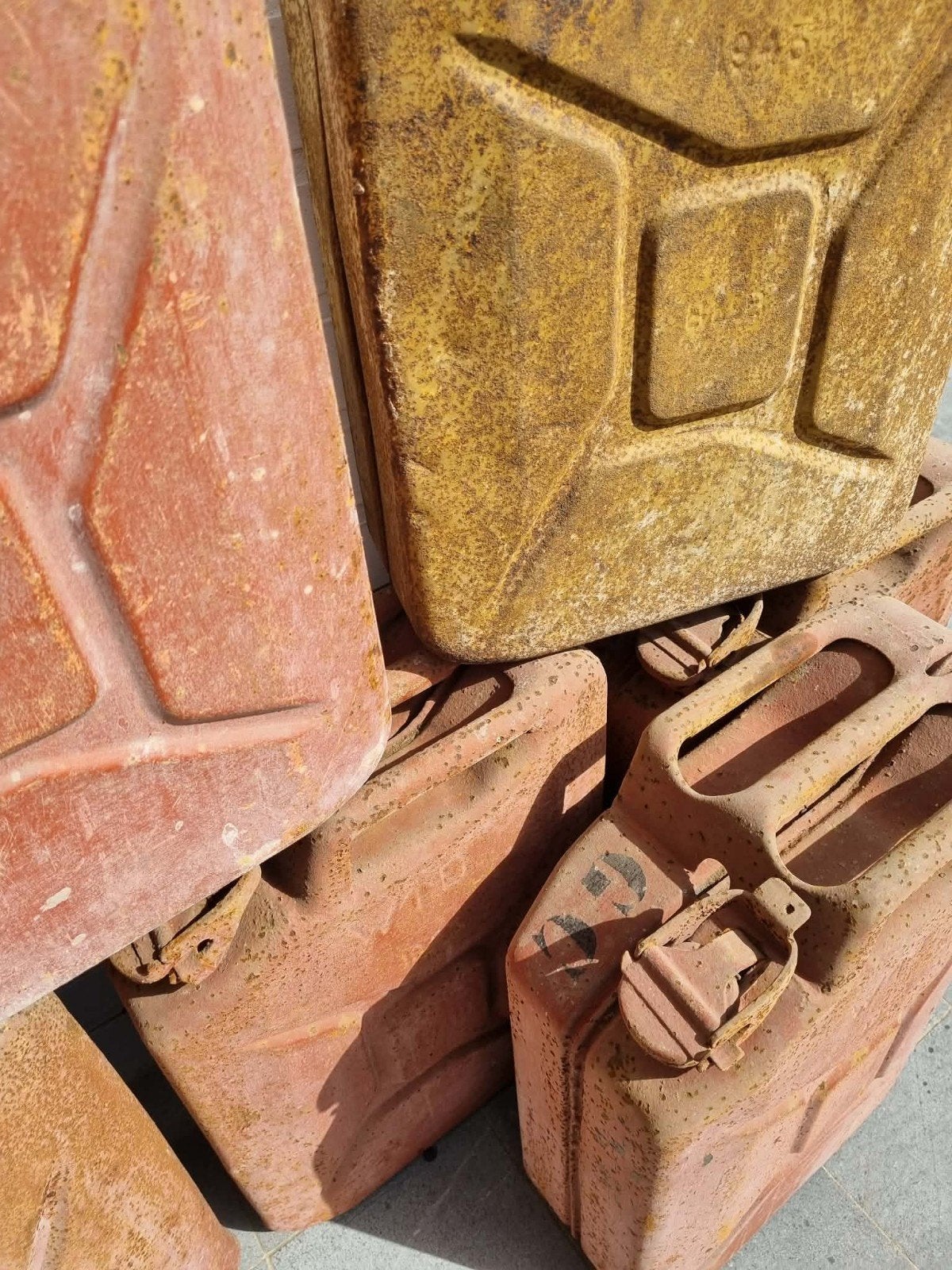 7 Engelse jerrycan's, Collections, Objets militaires | Seconde Guerre mondiale, Enlèvement