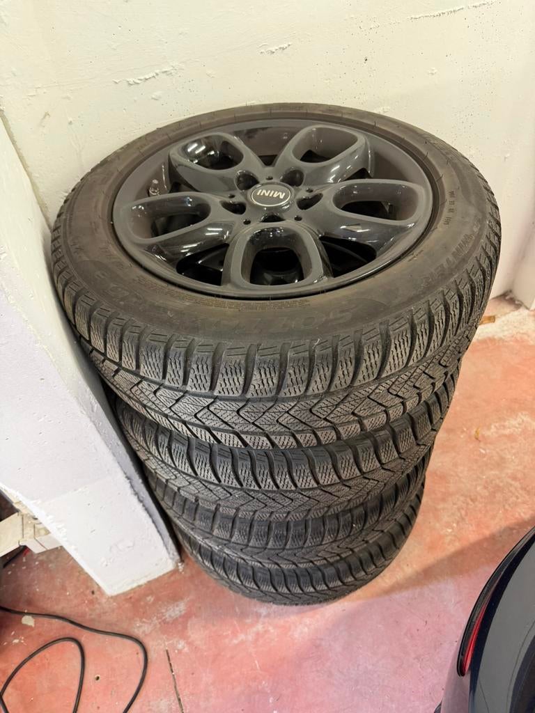 Pneus sur jantes Mini 205/55R16 Hiver, Autos : Pièces & Accessoires, Pneus & Jantes, Enlèvement, Pneu(s)