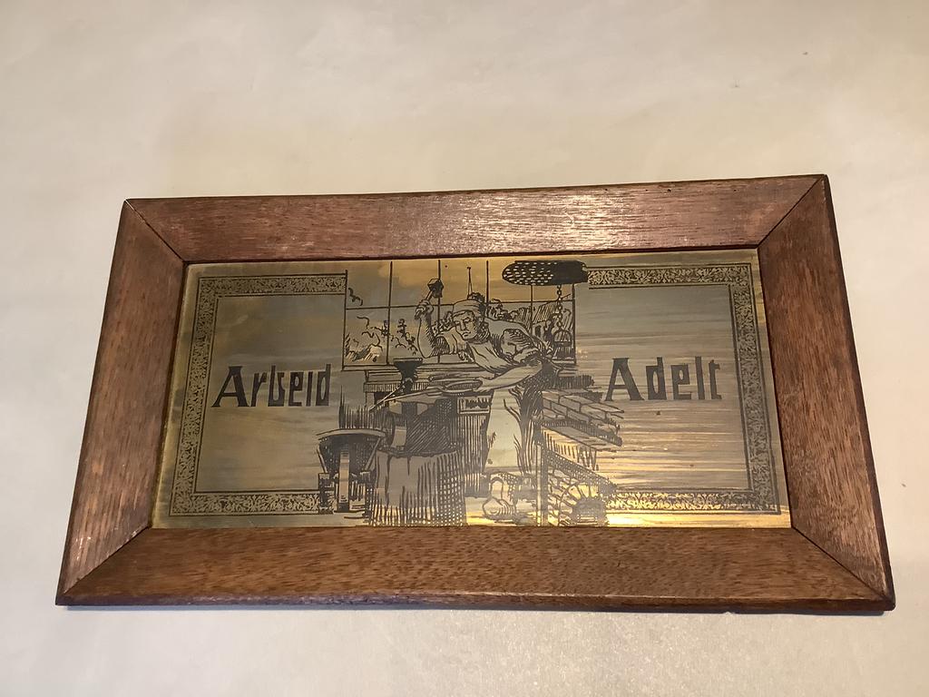 Vintage oud houten kader met metalen plaquette Arbeid Adelt, Huis en Inrichting, Woonaccessoires | Lijsten, Ophalen of Verzenden