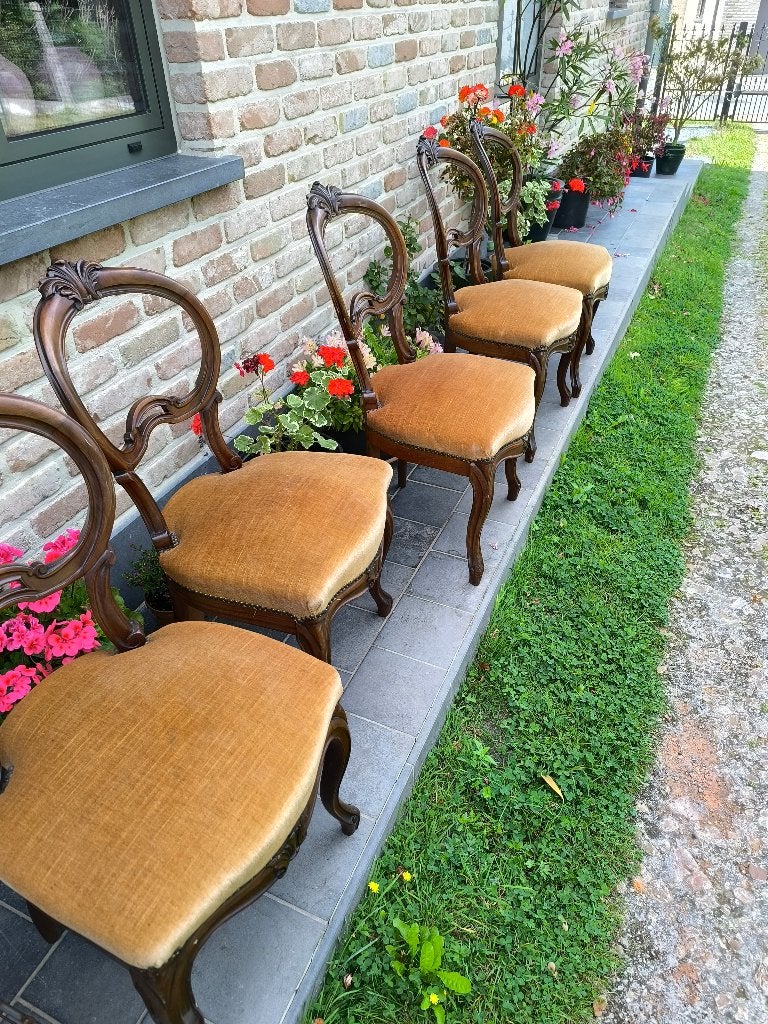 Antieke stoelen, Ophalen