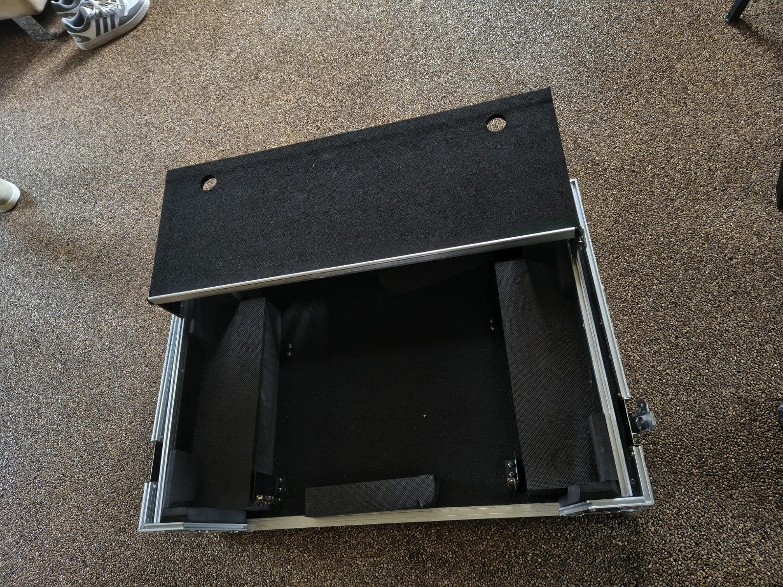 Denon Prime 4 / 4+ flightcase met gepatenteerd Glide laptopp, Musique & Instruments, Enlèvement, Flight case