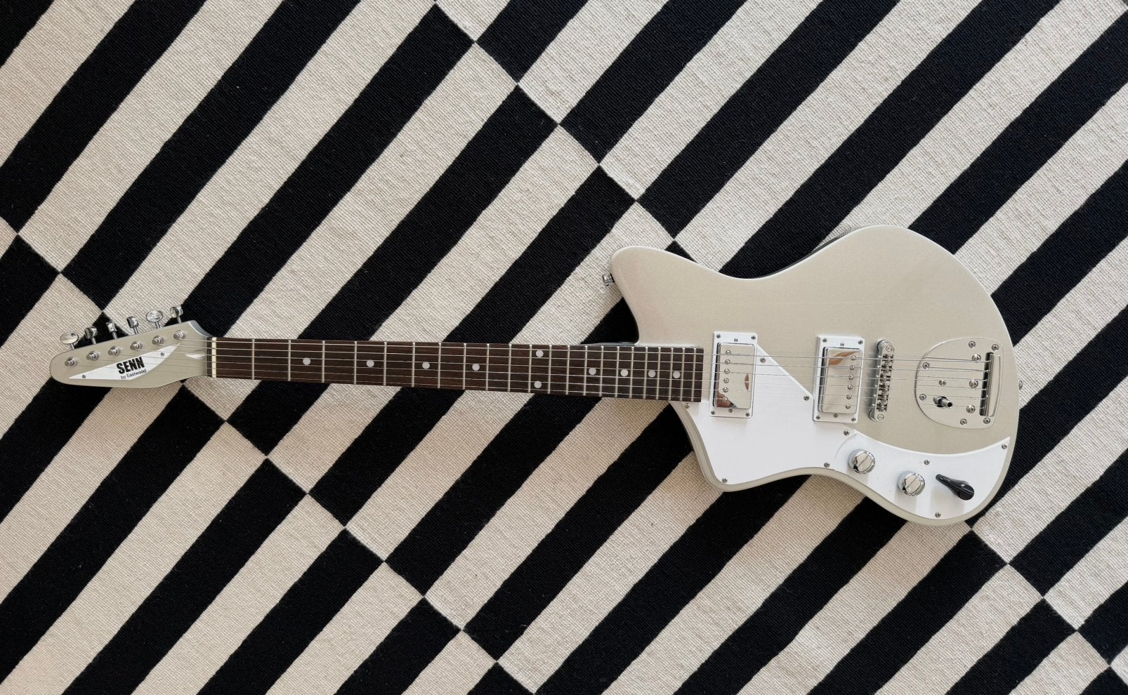 Guitare pour gaucher de Senn en collaboration avec Eastwood, Musique & Instruments, Instruments à corde | Guitares | Électriques