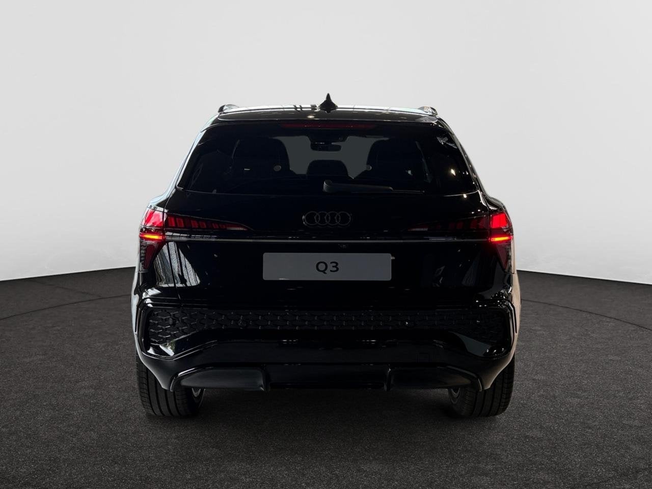 Audi Q3 SUV e-hybrid (PHEV) Q3 SUV e-hybrid 1.5 TFSI Corpora, Auto's, Automaat, Zwart, Hybride Elektrisch/Benzine, SUV of Terreinwagen