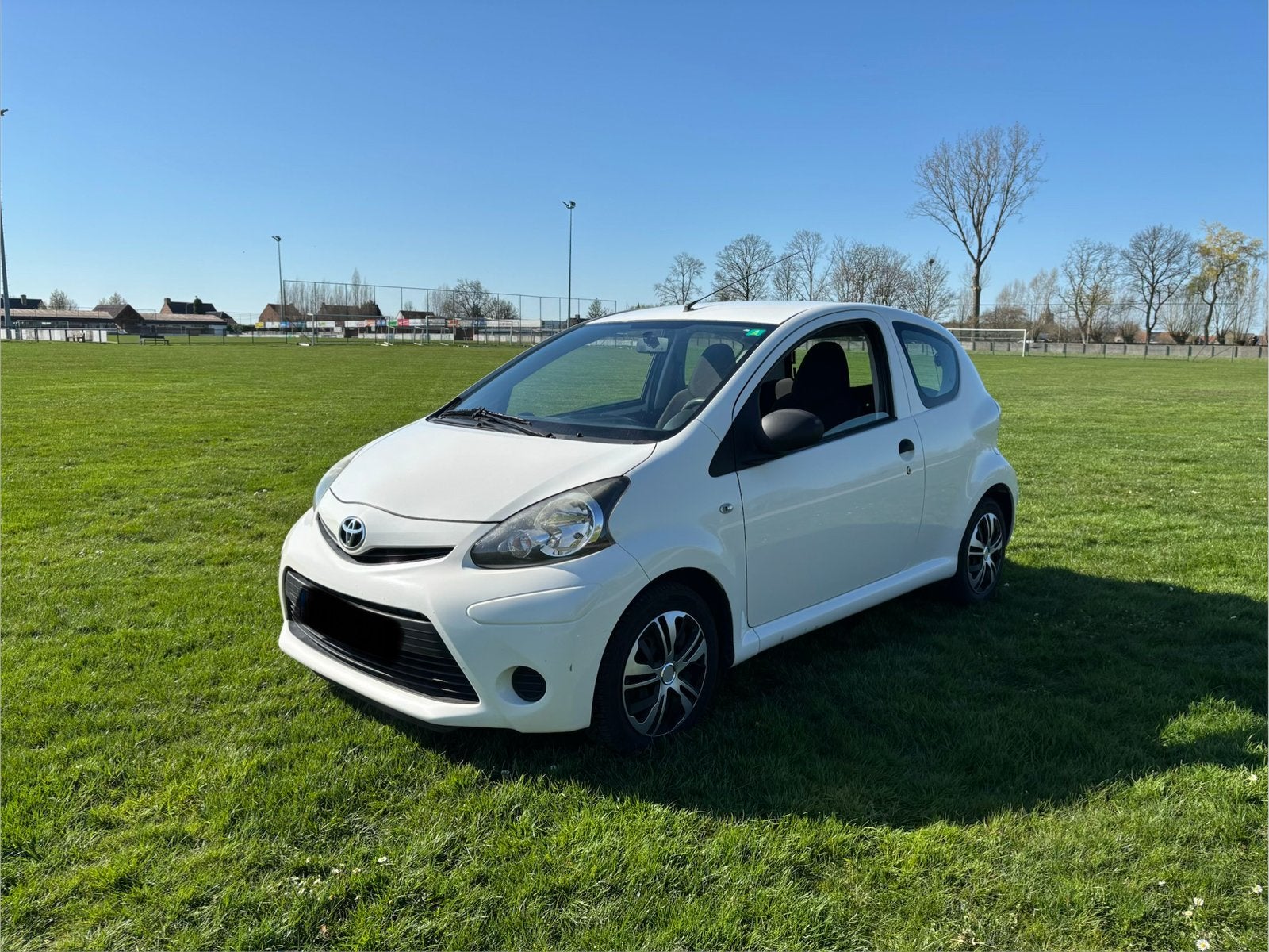 Toyota aygo , benz ketting motor, blanco gekeurd voe verkoop, Auto's, Voorwielaandrijving, Euro 5, Stof, 50 kW