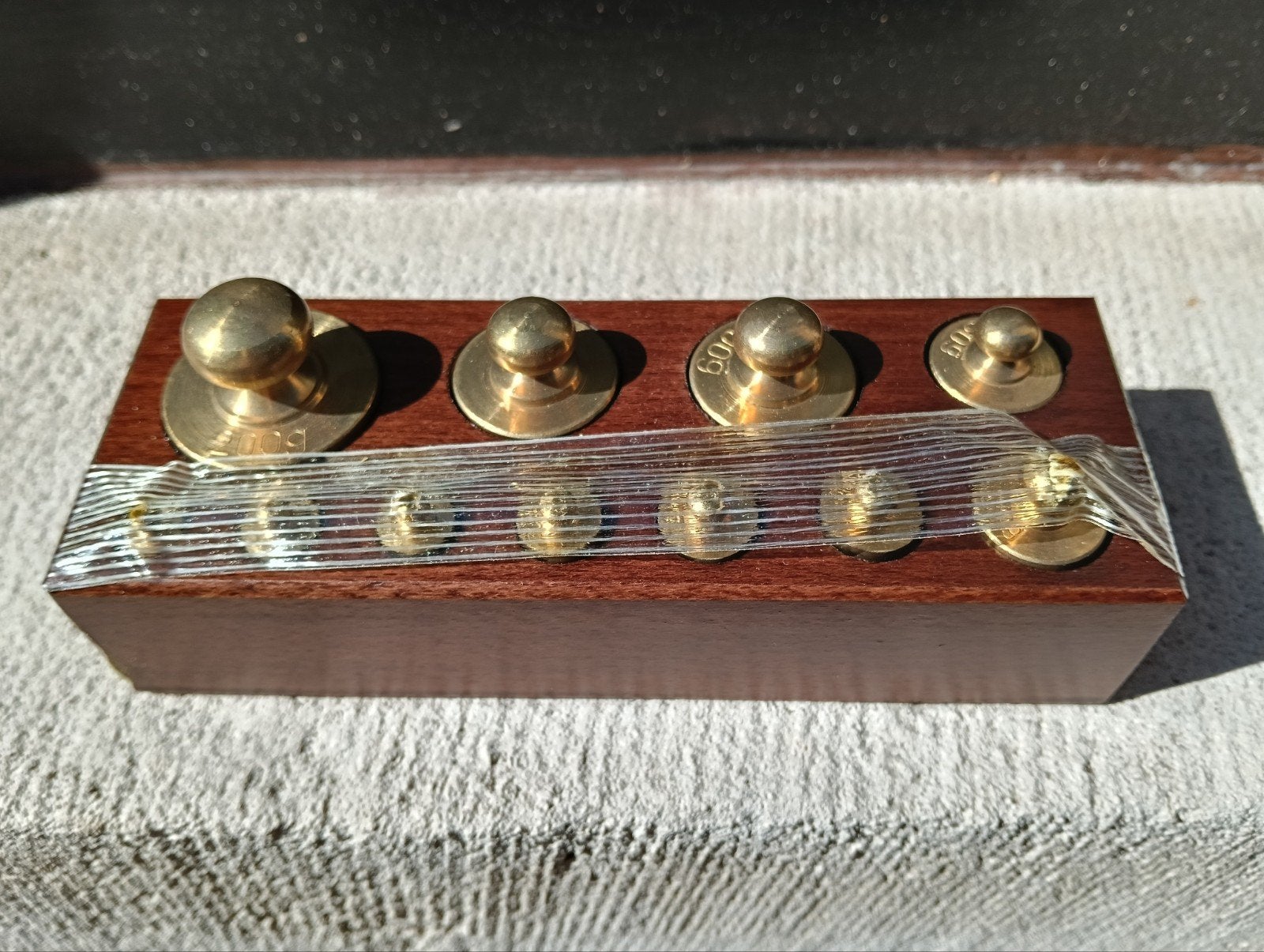Messing gewichtjes, Ophalen