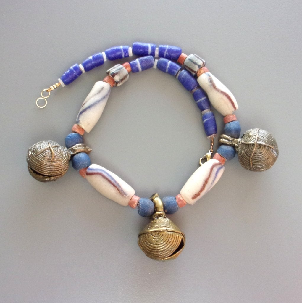 Collier africain avec grelots anciens et verre Akan vintage, Bijoux, Sacs & Beauté, Enlèvement ou Envoi, Neuf, Bleu, Pierre ou Minéral