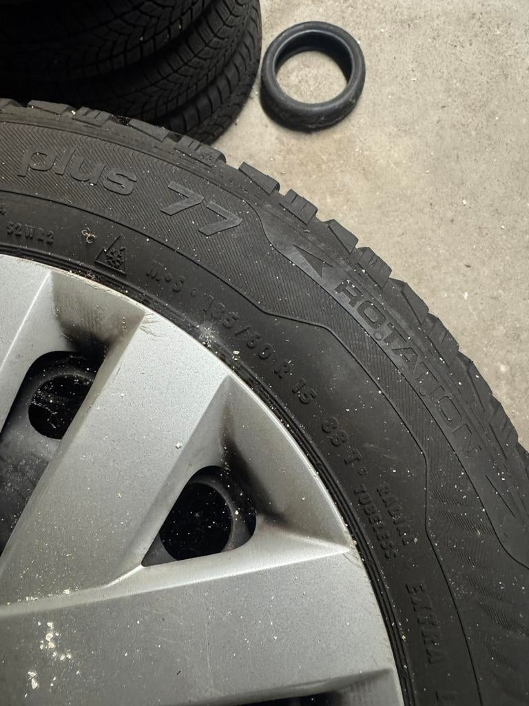 4 pneus hiver + enjoliveurs pour Volkswagen Polo, Autos : Divers, Enlèvement, Comme neuf