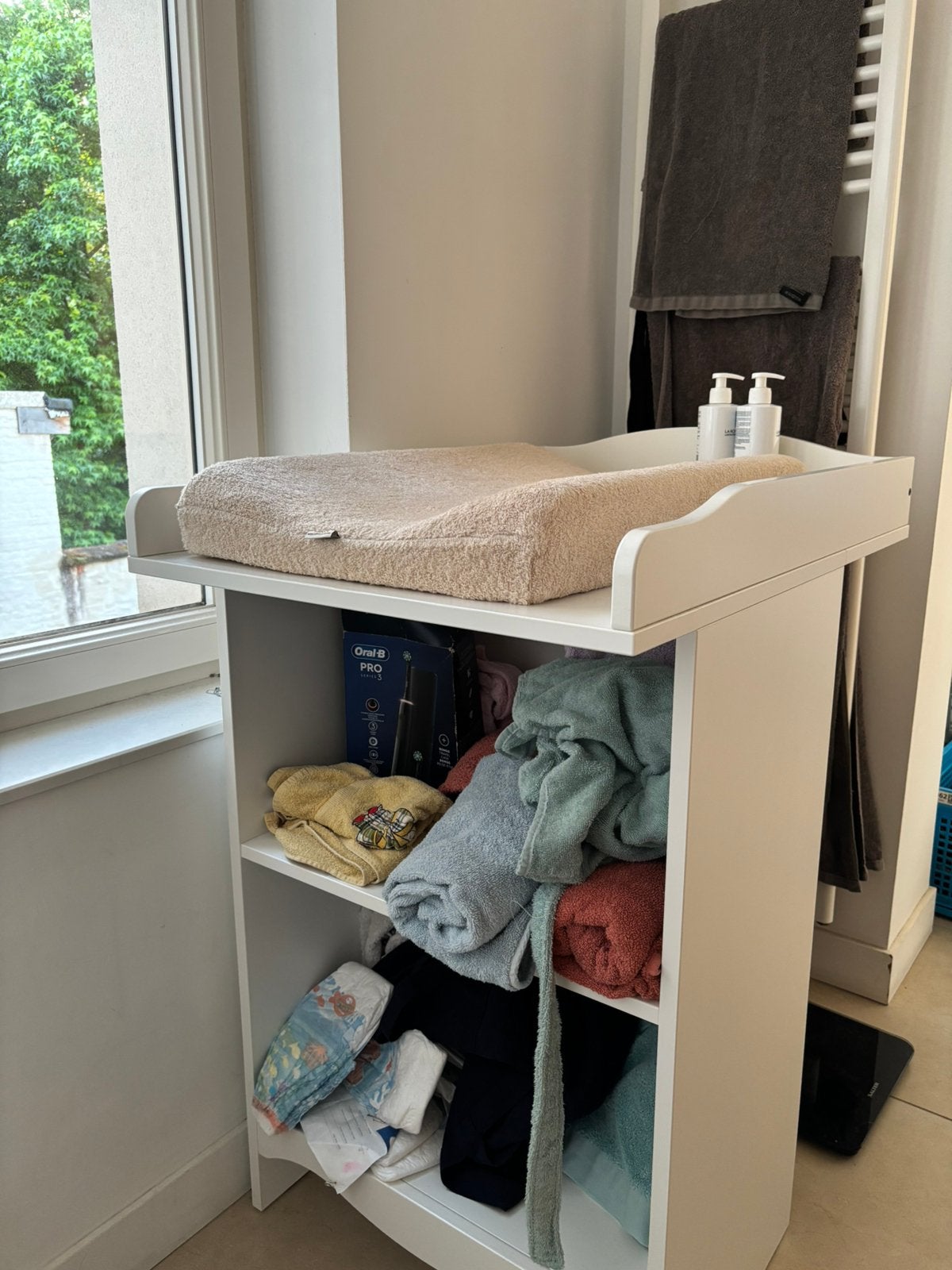IKEA luiertafel wit met verzorgingskussen, Kinderen en Baby's, Ophalen, Zo goed als nieuw