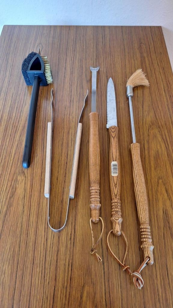 BBQ set van grijptang, mes, borstel, vork en staal borstel, Ophalen of Verzenden, Zo goed als nieuw, Overig