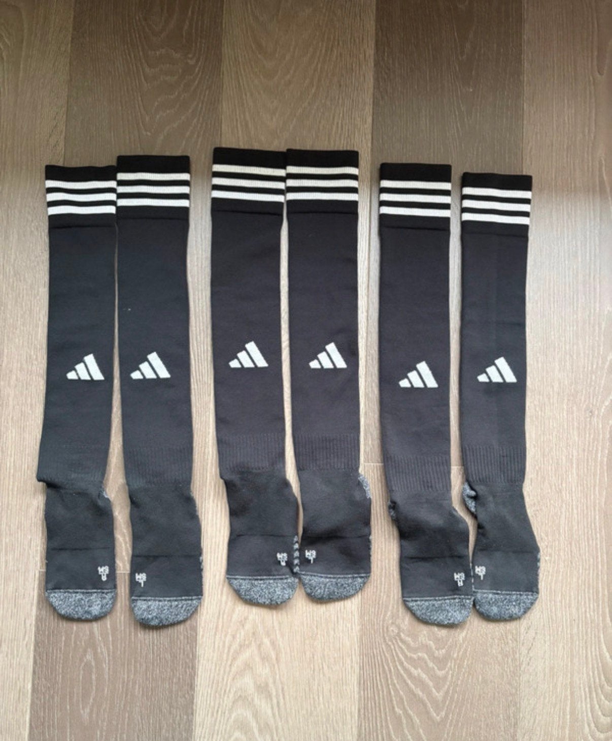 3 paires de chaussettes Adidas S/M, Enlèvement ou Envoi, Comme neuf, Garçon ou Fille, Chaussettes