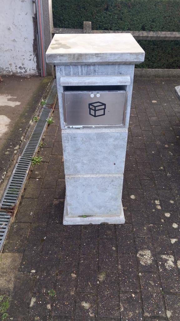 Blauwe steen buiten brievenbus met pakjesvakje, Ophalen, Zo goed als nieuw, Hardsteen, Staande brievenbus