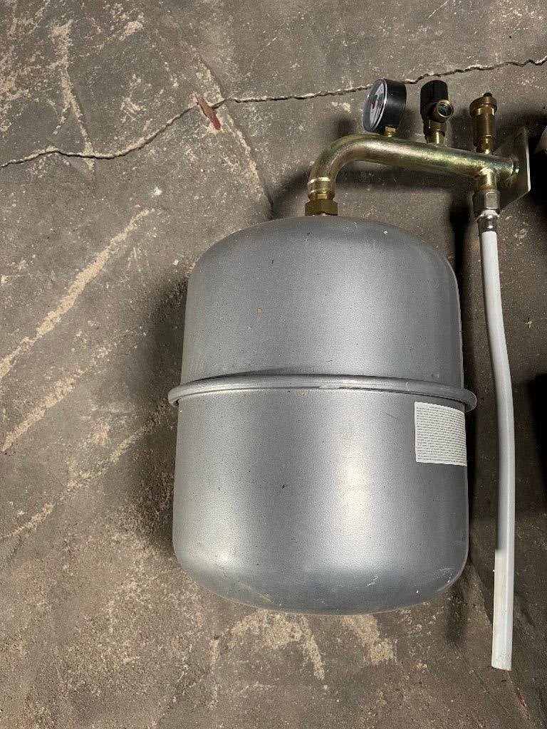 Expansievat met expansievatconsole muurbevestiging, Doe-het-zelf en Bouw, Chauffageketels en Boilers, Ophalen, Gebruikt, 20 tot 100 liter
