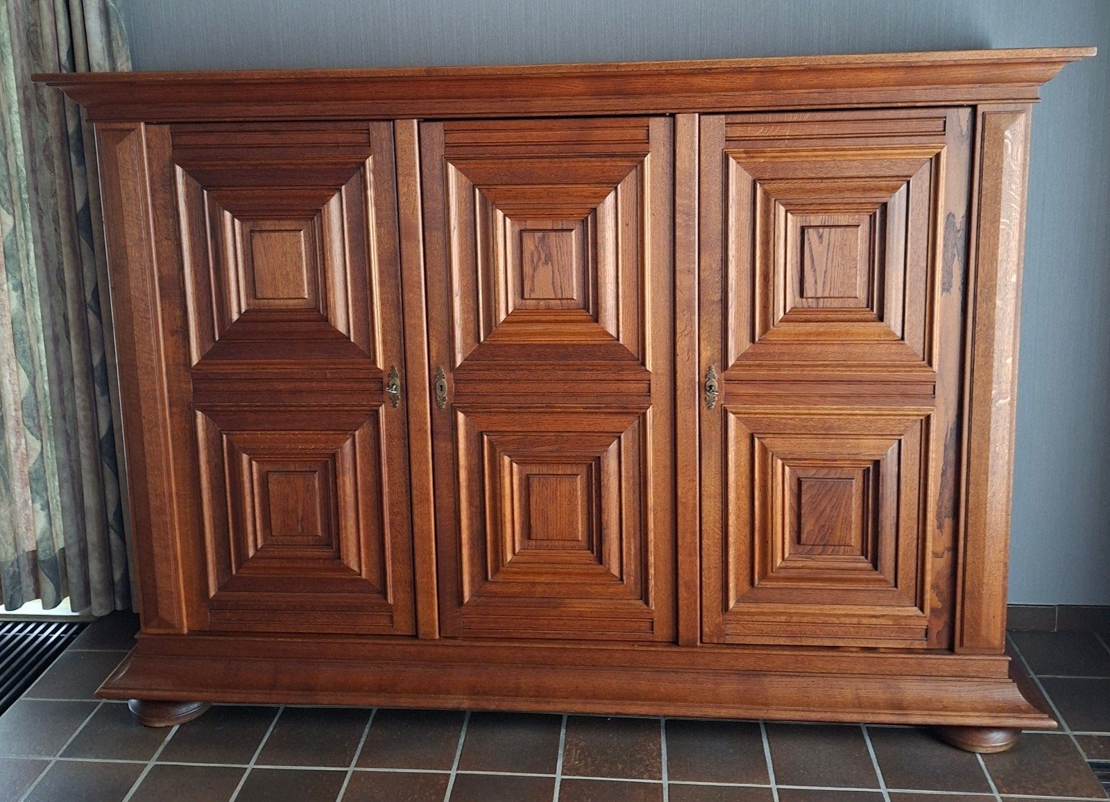 Donkere massief eiken kast, Maison & Meubles, Armoires | Buffets, Enlèvement