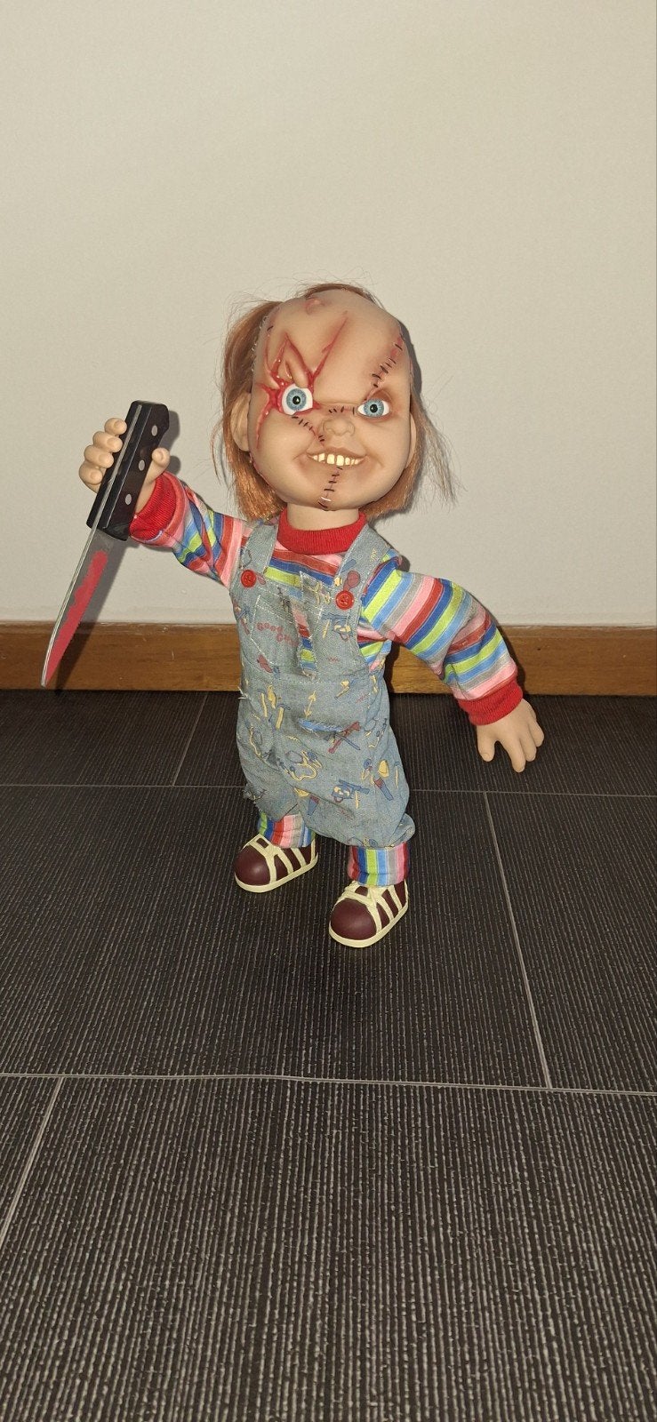 poupée chucky mezco 38 cm parlant anglais, Ophalen, Zo goed als nieuw, Pop