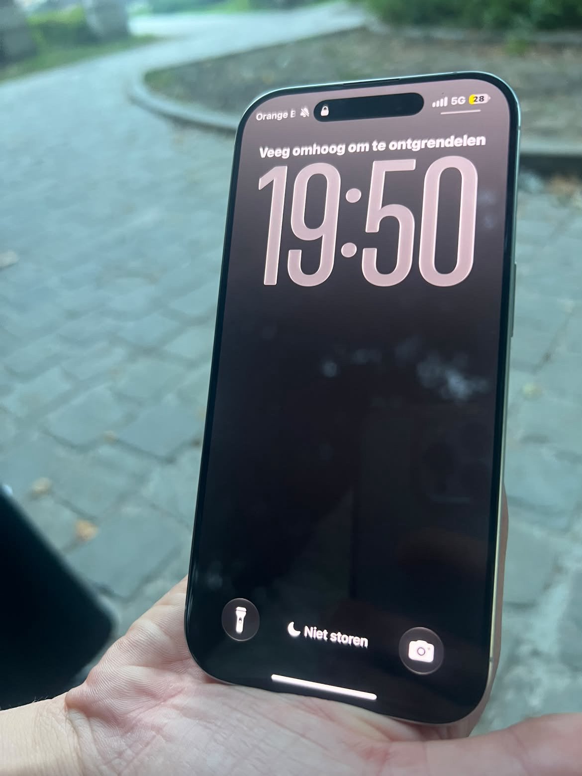 Iphone 16 pro te koop nieuwe  achterkant  en voorkant, Télécoms, Enlèvement ou Envoi, Comme neuf, IPhone 16