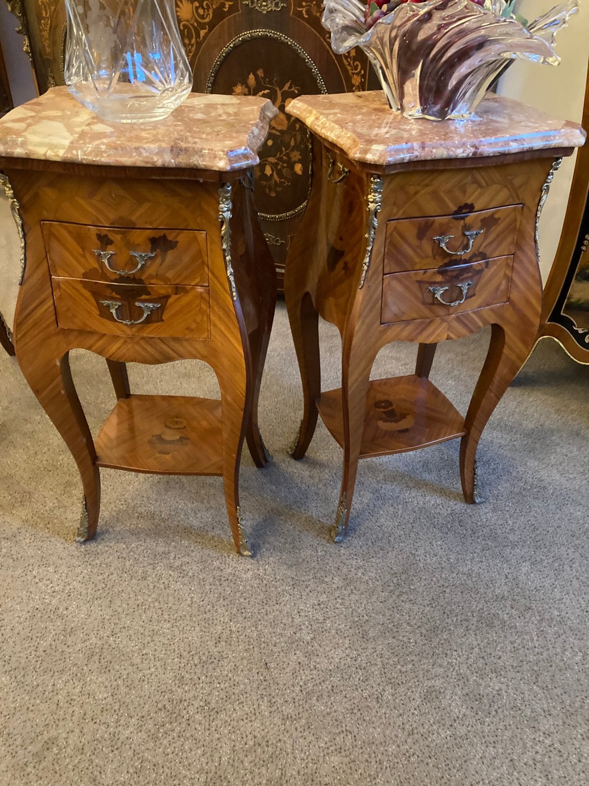 Paar antieke franse marqueterie gebogen kastjes met marmer, Enlèvement