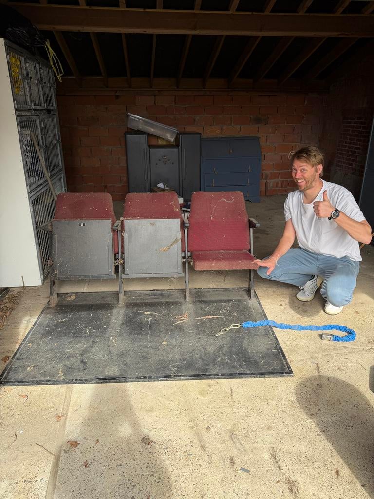 Oude cinemastoelen, Enlèvement