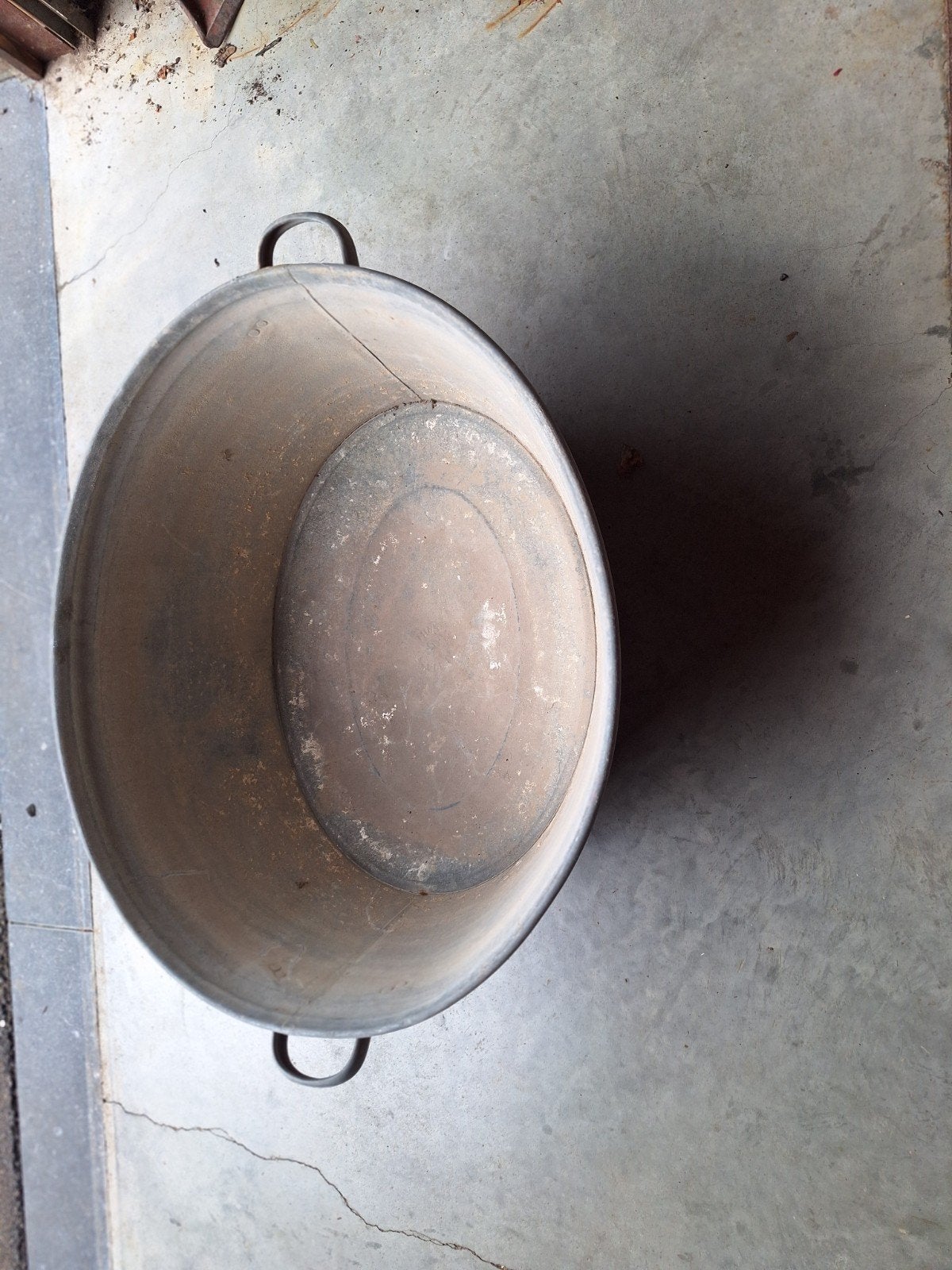 bassine en fer, Enlèvement