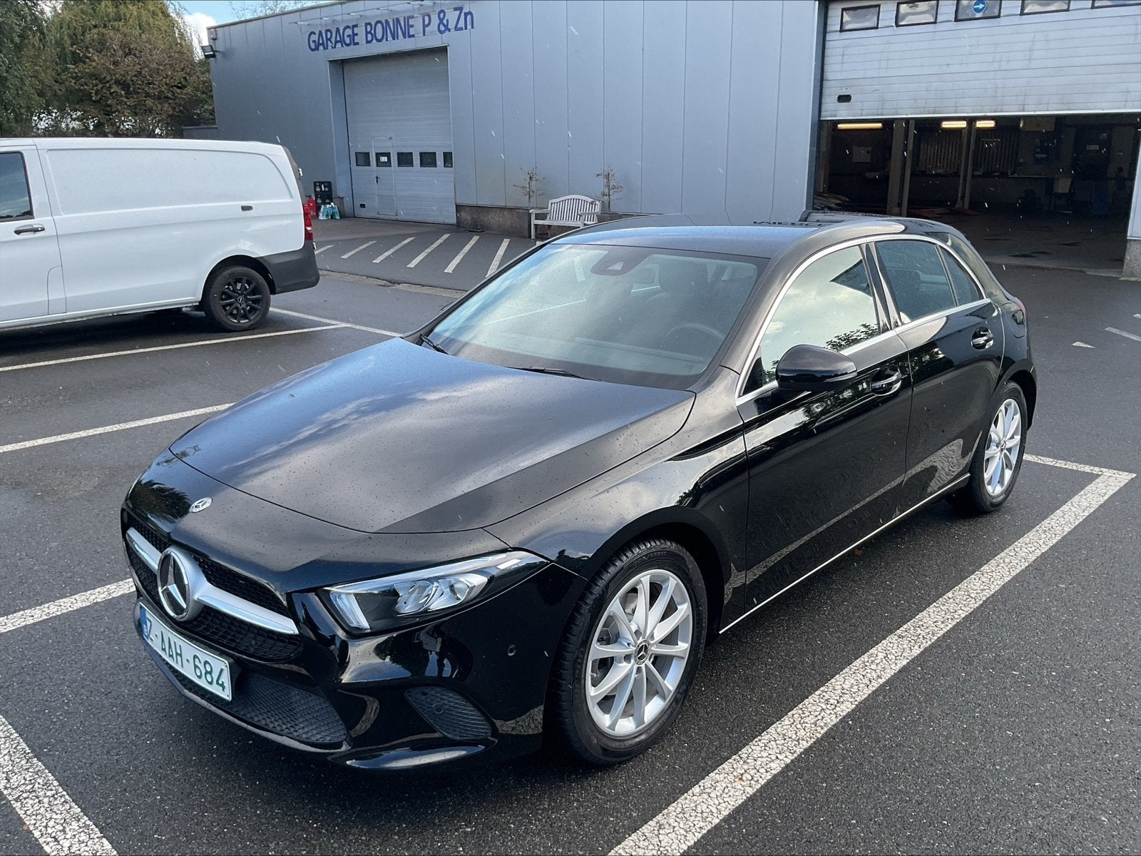 Mercedes A180 automaat camera GARANTIE, Auto's, Dealer onderhouden, 4 cilinders, Zwart, 5 deurs