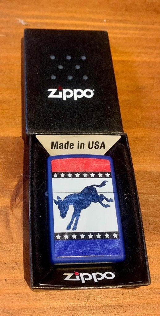 Zippo Democratic Donkey 29166 bleu mat avec boîte USA, Enlèvement ou Envoi, Comme neuf, Briquet