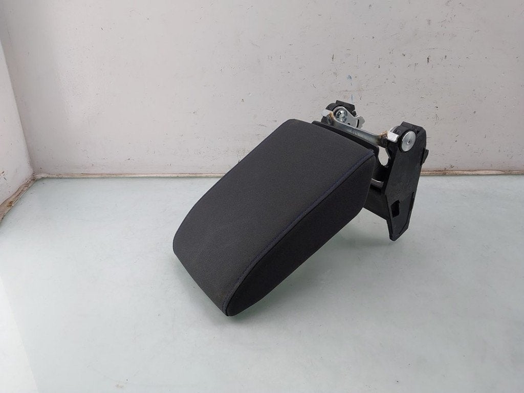 ACCOUDOIR CENTRAL Volkswagen Golf VIII (CD1) (01-2019/-), Volkswagen, Volkswagen AG, Utilisé, Kundenbetreuung@volkswagen.de