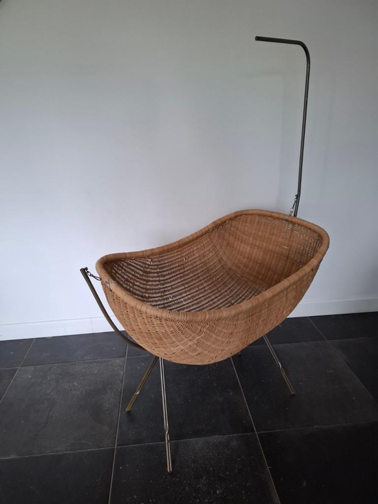 Mooie vintage rotan wieg op inox onderstel., Ophalen, Wieg
