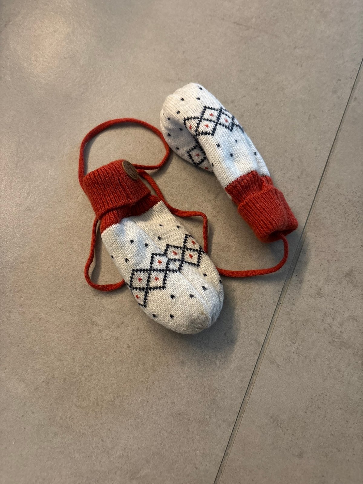 Babyhandschoenen, Ophalen, Zo goed als nieuw