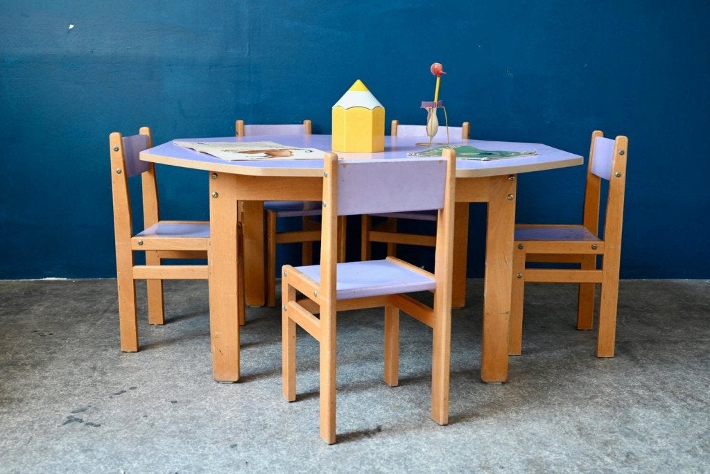 Table enfant octogonale vintage lilas et 5 chaises, Maison & Meubles, Autres essences de bois, Quatre personnes, Vintage, 100 à 150 cm