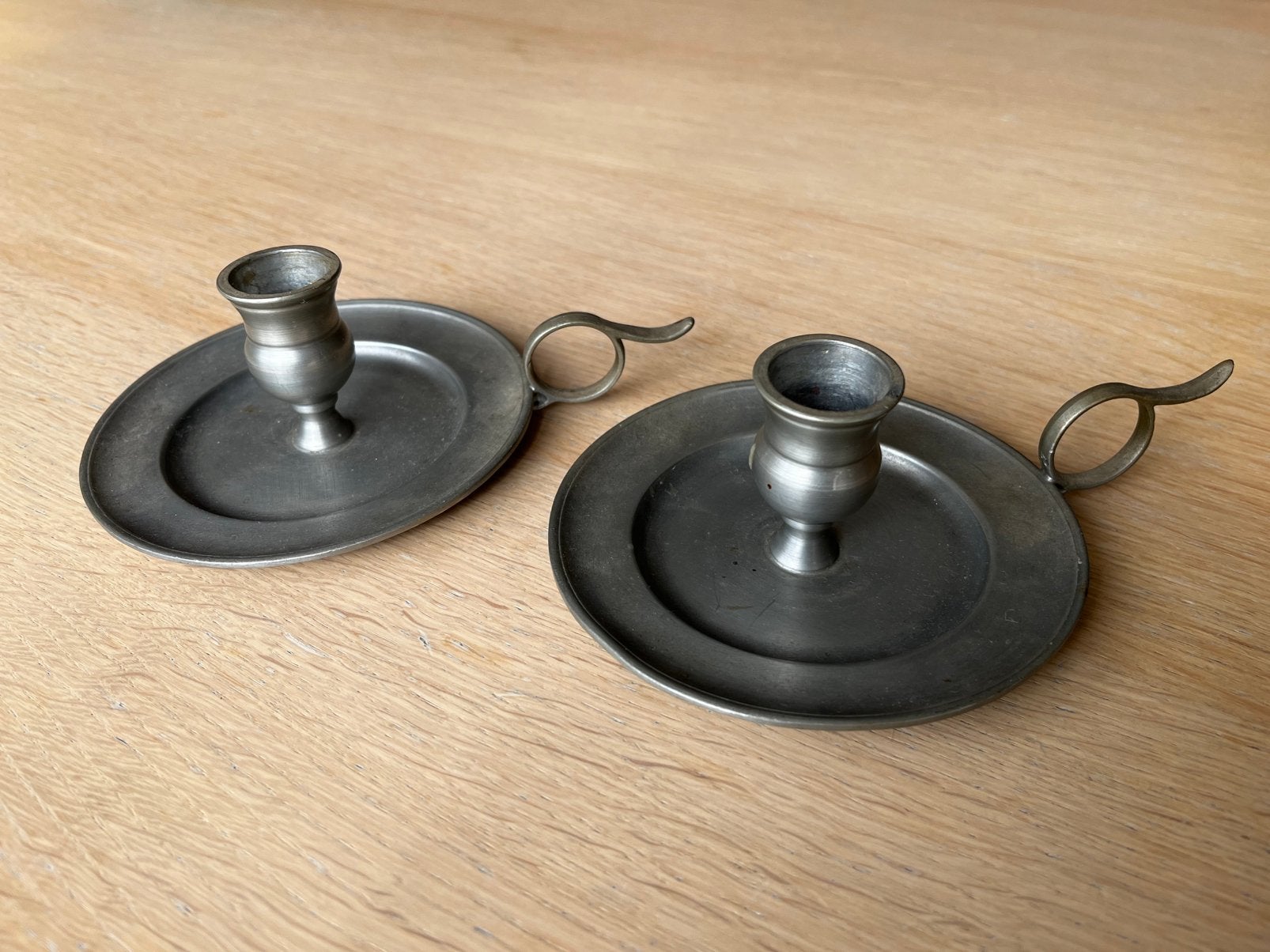 Set van 2 edelstalen kandelaars met tinlook afwerking, Antiek en Kunst, Ophalen