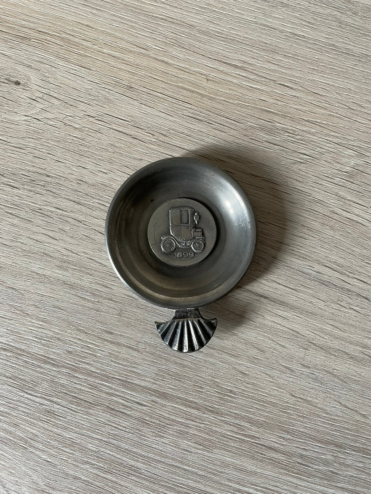 Decoratieve tinnen schaal - oldtimer 1899, Antiek en Kunst, Antiek | Tin, Ophalen
