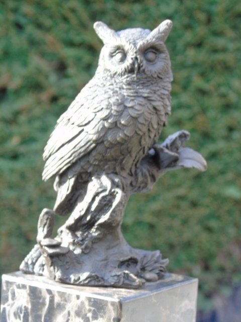 hibou en bronze sur socle signé , MILO ..., Enlèvement ou Envoi, Bronze