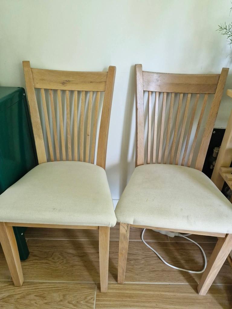 4 gratis houten stoelen met stoffen zitvlak, Ophalen, Gebruikt, Wit, Vier