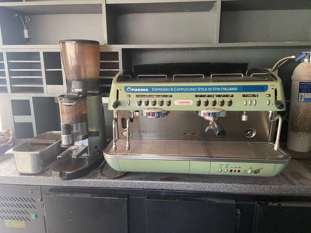 Professioneel koffie-en expressomachine en koffiemolen, Gebruikt, Gemalen koffie, Combi, 2 tot 4 kopjes