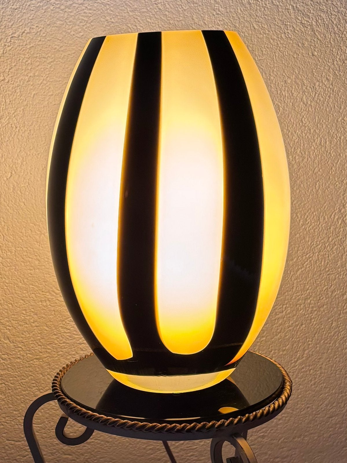 Lampe de table vintage en verre italien Volux - 80's XL, Maison & Meubles, Enlèvement ou Envoi, Comme neuf, Verre, Moins de 50 cm