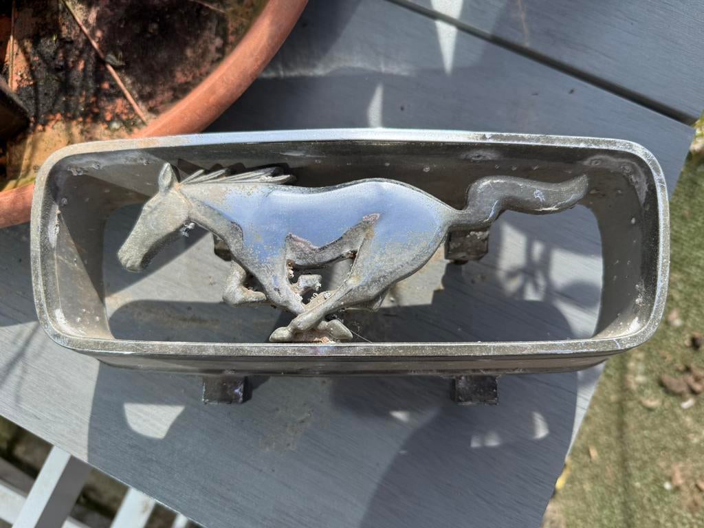 Origineel Mustang voorgrill embleem, Auto-onderdelen, Ophalen, Gebruikt, Amerikaanse onderdelen