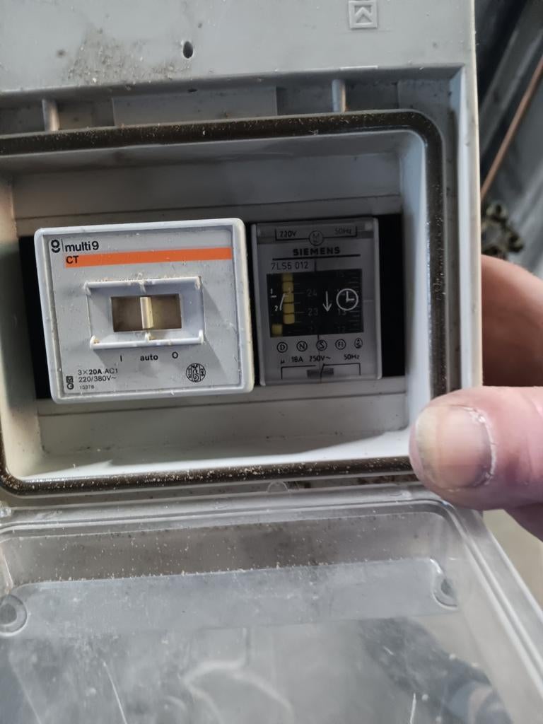 Boîte à fusibles avec minuterie programmable, Bricolage & Construction, Enlèvement