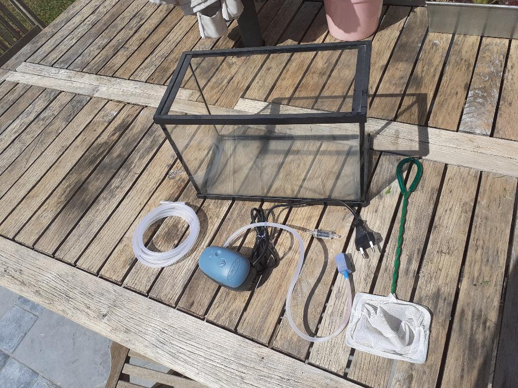 Lot aquarium ~20L + pompe + accessoires (complet), Enlèvement, Pompe, Utilisé, Aquarium vide