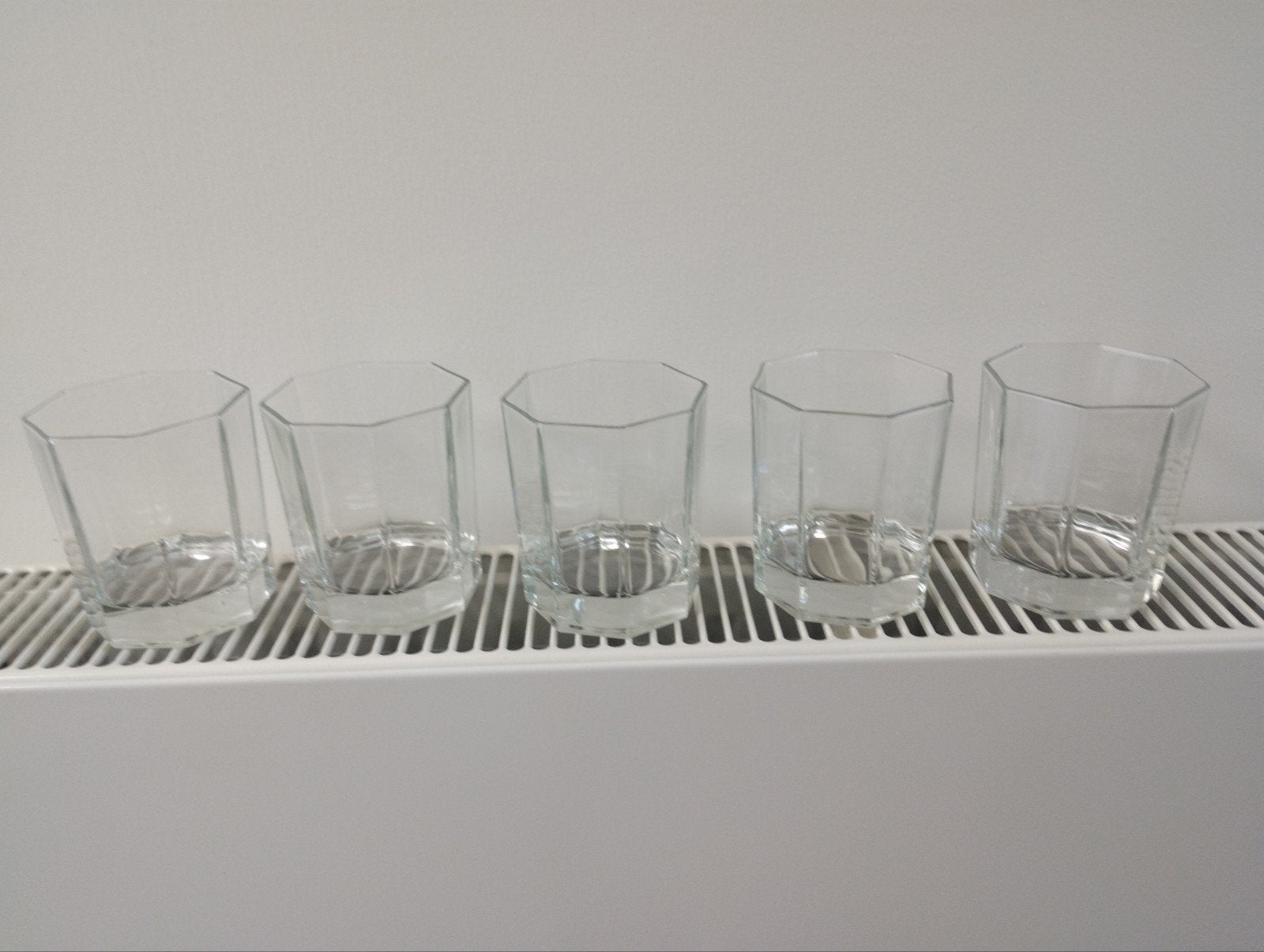 5 achthoekige glazen, Ophalen